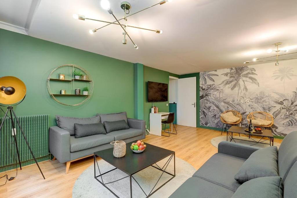 un salon avec un canapé et une table dans l'établissement 370 Anthony - Superbe Appartement à Paris, à Paris