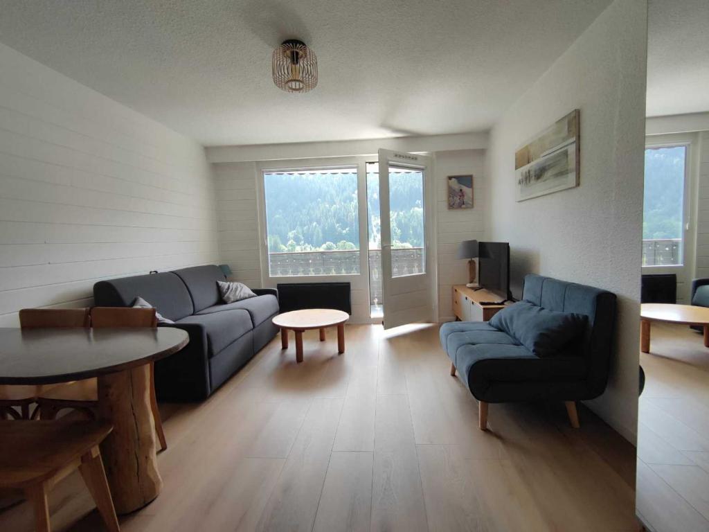 ein Wohnzimmer mit zwei Sofas und einem Tisch in der Unterkunft Studio central avec balcon Sud et parking, proche remontées mécaniques - FR-1-692-95 in La Chapelle-dʼAbondance