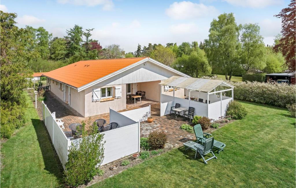 RørvigにあるNice Home In Rørvig With Kitchenのオレンジ色の屋根の家屋