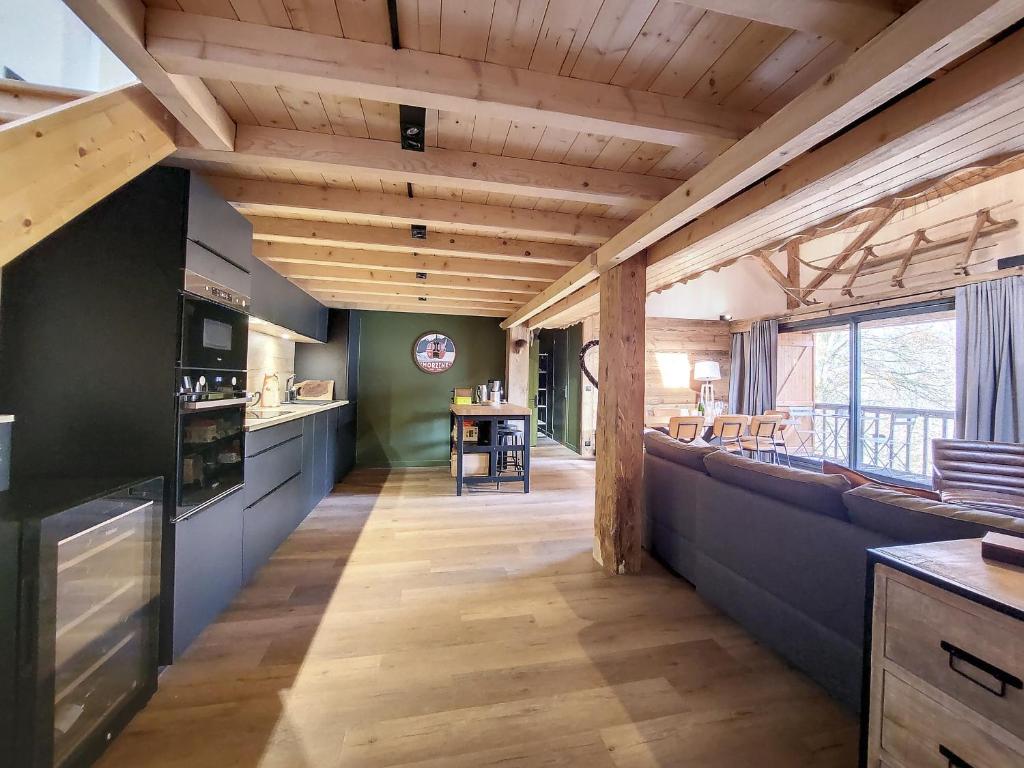 une cuisine avec des plafonds en bois et un long couloir dans l'établissement GREEN MARMOTTES 2 - Appartement 6 a 8 personnes pied des pistes, à Saint-Jean-dʼAulps