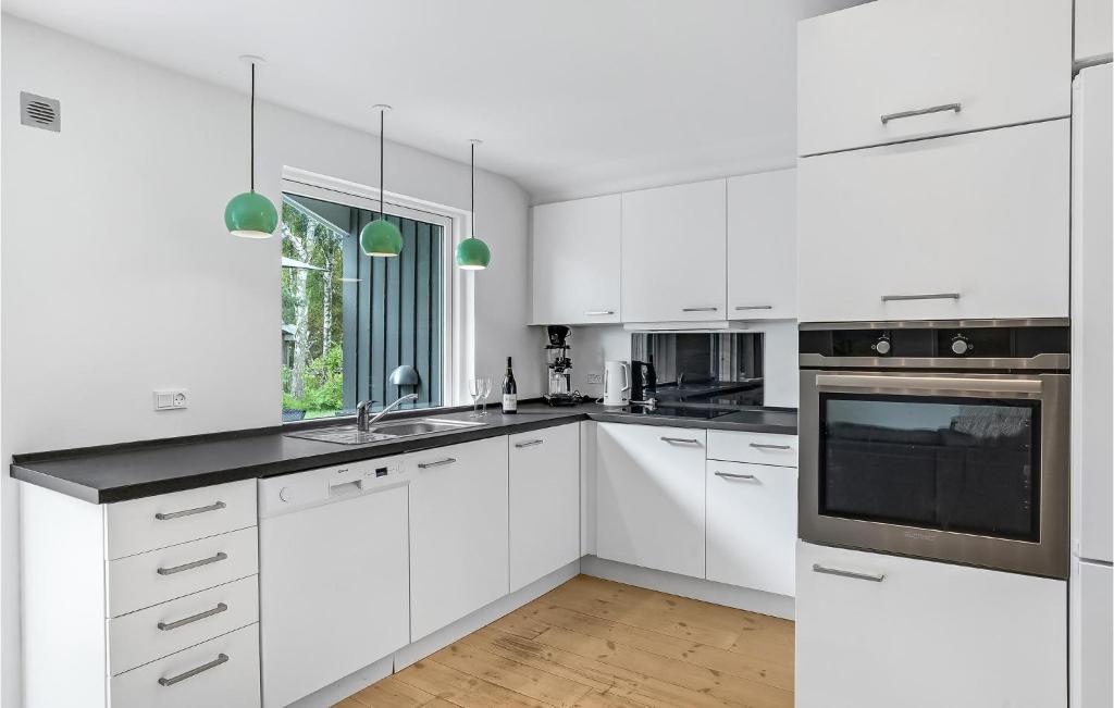 Kuchyň nebo kuchyňský kout v ubytování Holiday Home Krondyrstien Væggerløse Ii