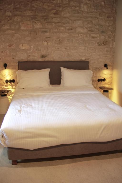 Postel nebo postele na pokoji v ubytování Lithero Suites