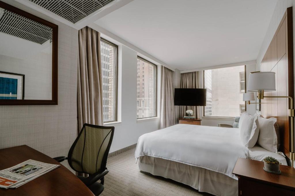 Postel nebo postele na pokoji v ubytování Club Quarters Hotel Central Loop, Chicago