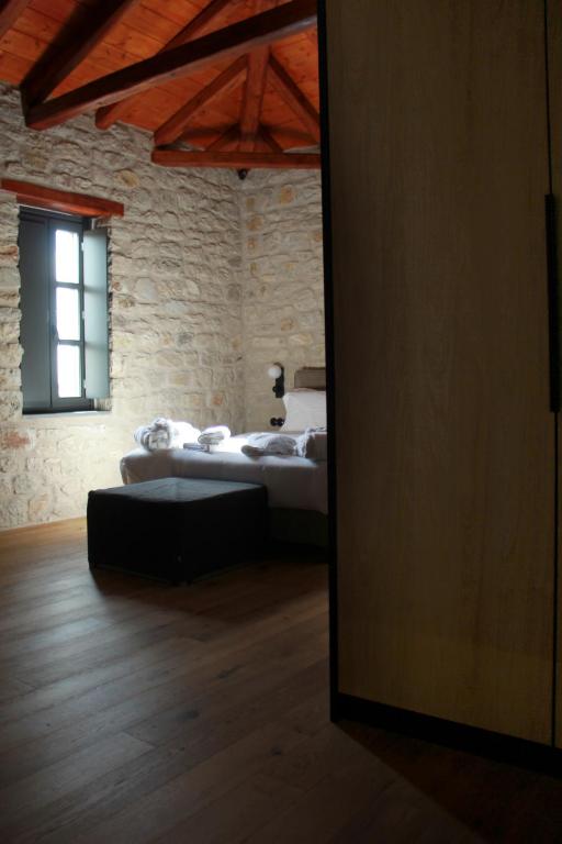 Postel nebo postele na pokoji v ubytování Lithero Suites