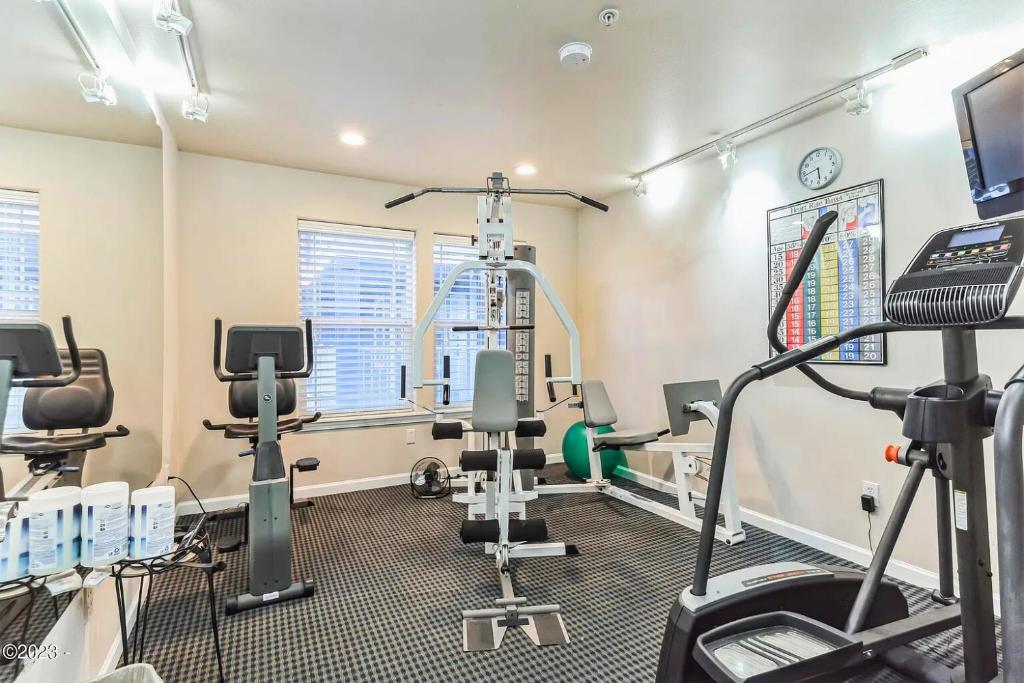 Fitness centrum a/nebo fitness zařízení v ubytování The Landing at Newport Condominium Hotel