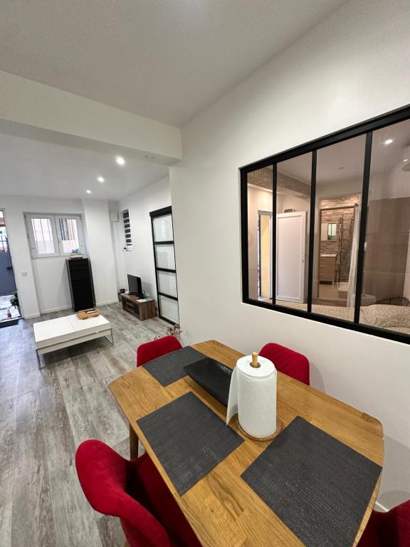 une salle à manger avec une table et des chaises rouges dans l'établissement Appartement 2 pièces Antibes, à Antibes