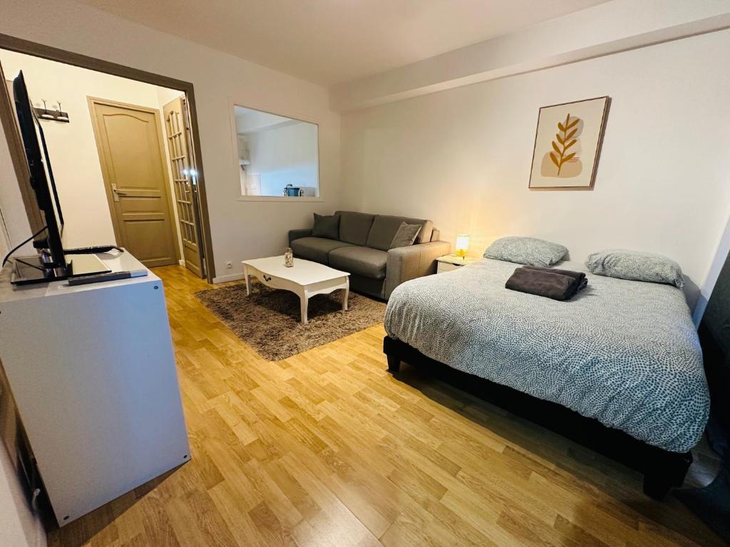 une chambre avec un lit et un salon dans l'établissement Necker Paris, à Paris