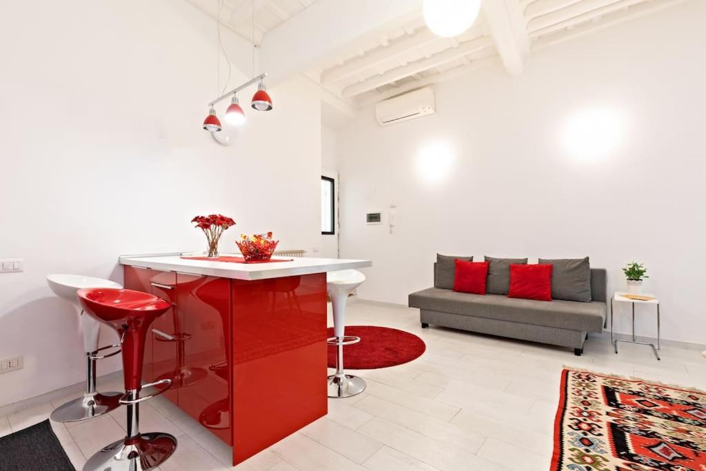 uma sala de estar com um balcão vermelho e um sofá em Suite Boschetto Holidays em Roma