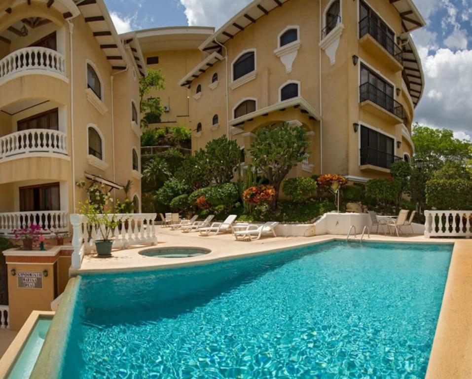 Bazén v ubytování Birds-Eye Ocean View in Nicely Priced Top-Floor Unit in Flamingo nebo v jeho okolí