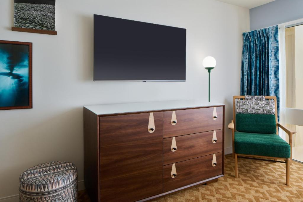 Waikiki Malia - High Floor City View King
