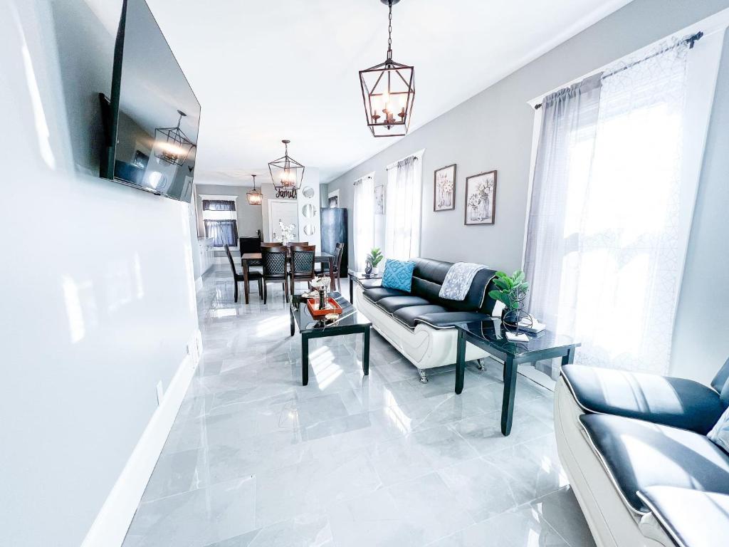 una sala de estar con un sofá y una mesa en Comfy 4BR-Free Parking-Wi-Fi in Niagara Falls NY, en Niagara Falls