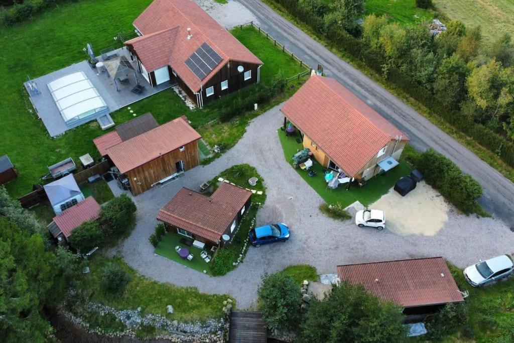 une vue de tête sur une maison modèle avec un garage dans l'établissement ChaletBijoux, à Gérardmer