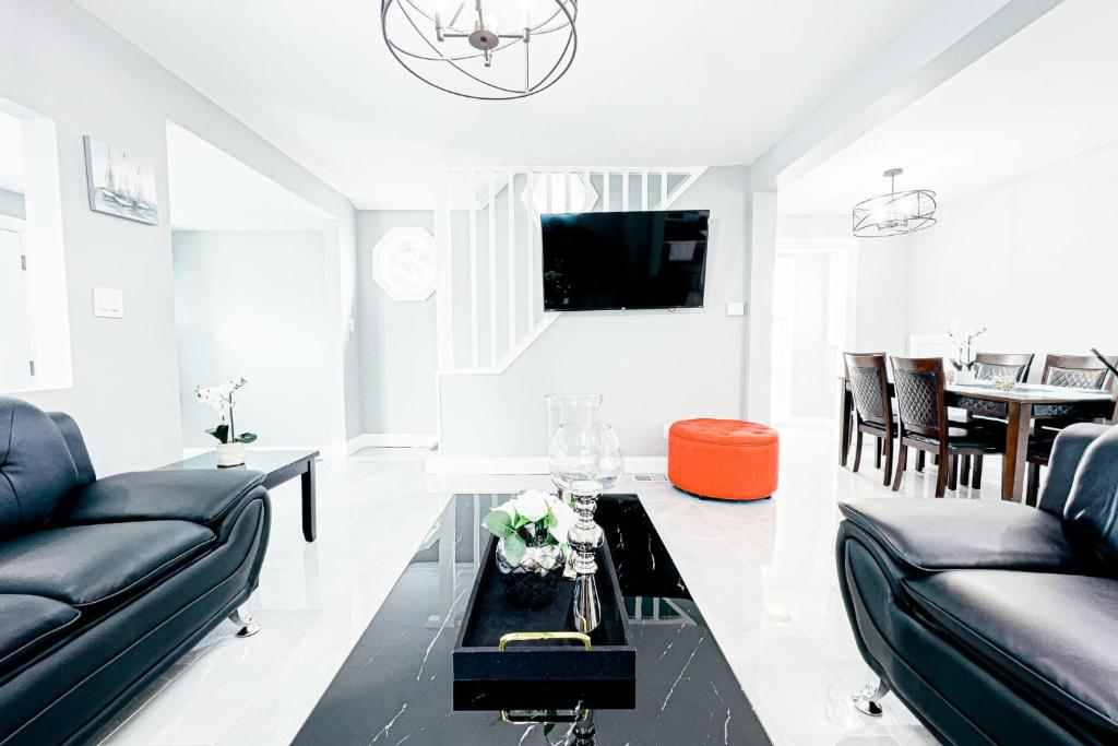 Posezení v ubytování 2 Homes, 1 Stay-7BR Niagara Falls Compound