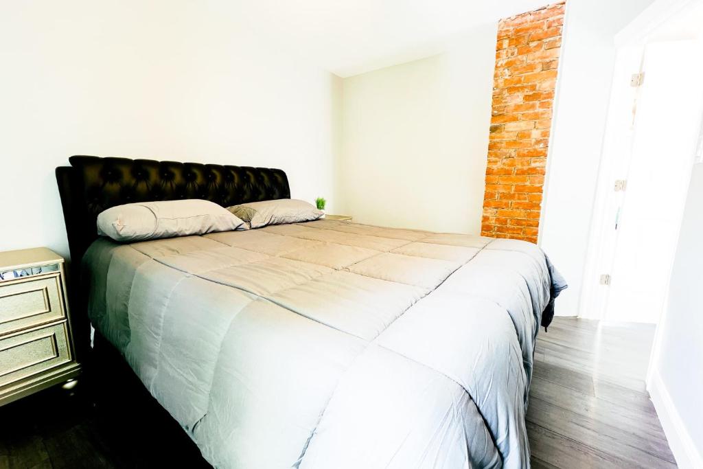 Postel nebo postele na pokoji v ubytování 2 Homes, 1 Stay-7BR Niagara Falls Compound