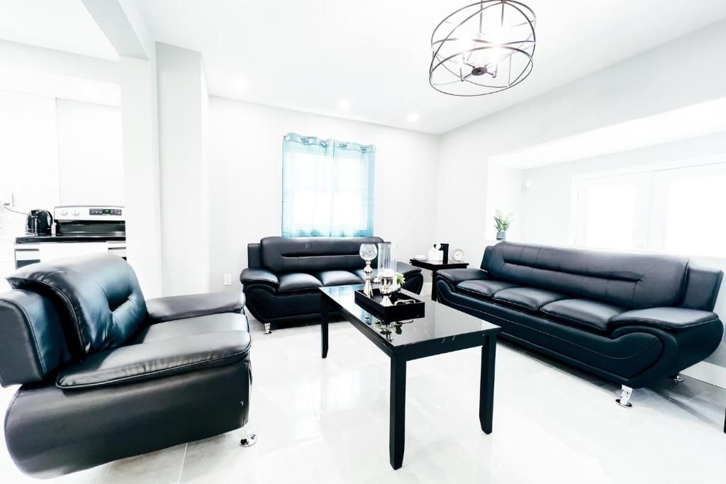 Posezení v ubytování 2 Homes, 1 Stay-7BR Niagara Falls Compound