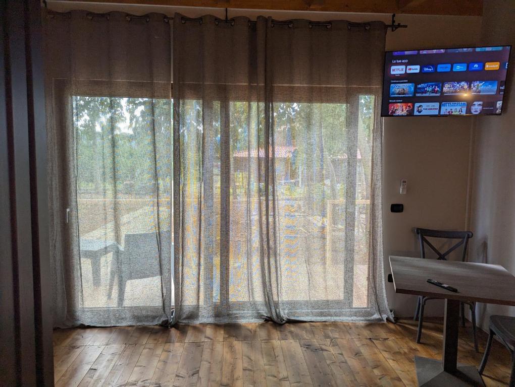 TV a/nebo společenská místnost v ubytování Cubo House