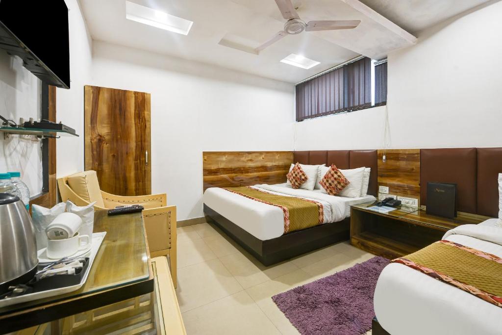 Postel nebo postele na pokoji v ubytování Hotel Shri Vinayak in City Centre at New Delhi Railway Station-By RCG Hotels