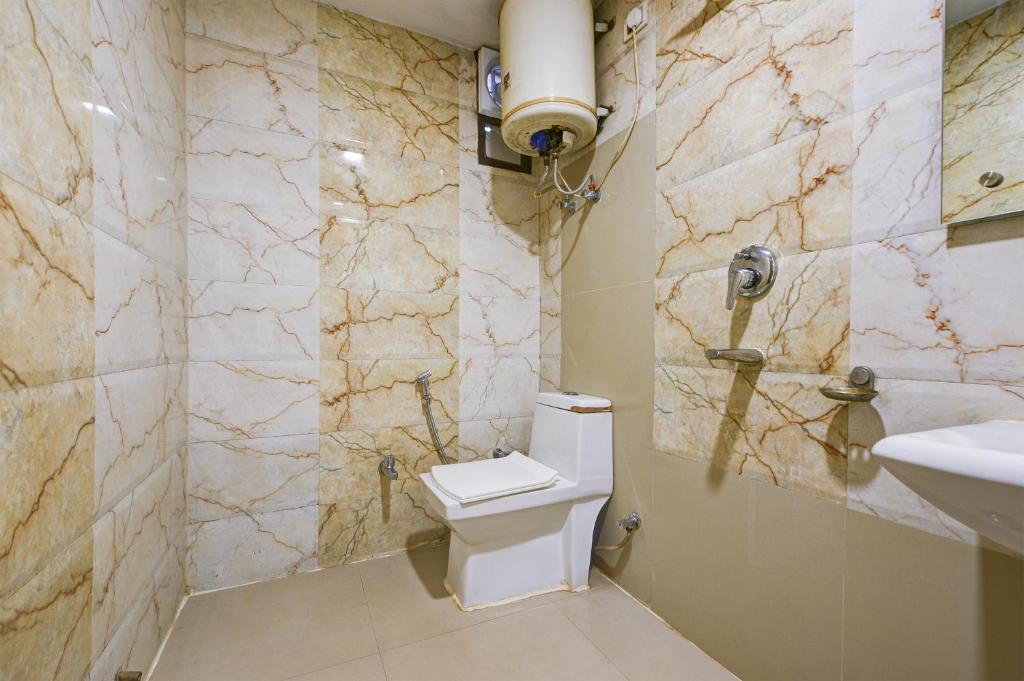 Koupelna v ubytování Hotel Shri Vinayak in City Centre at New Delhi Railway Station-By RCG Hotels
