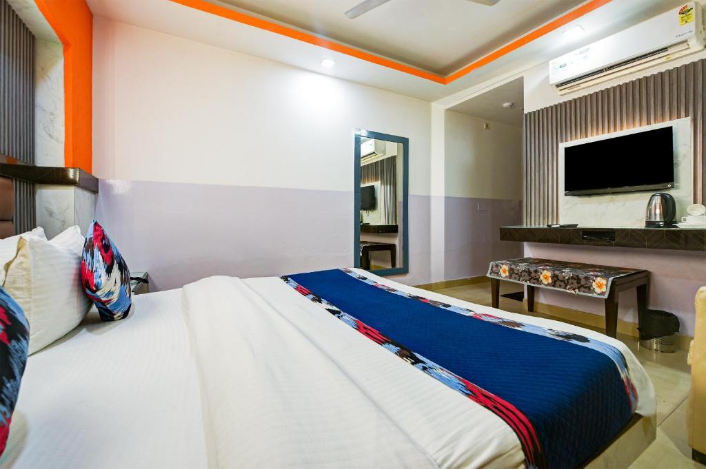 Postel nebo postele na pokoji v ubytování Hotel Shri Vinayak in City Centre at New Delhi Railway Station-By RCG Hotels