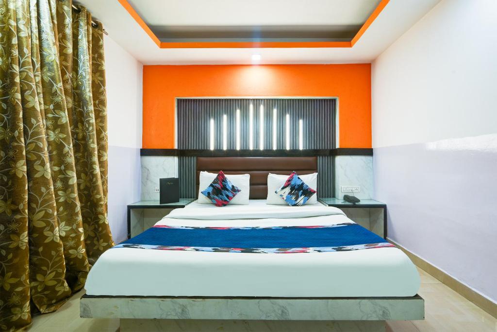 Postel nebo postele na pokoji v ubytování Hotel Shri Vinayak in City Centre at New Delhi Railway Station-By RCG Hotels