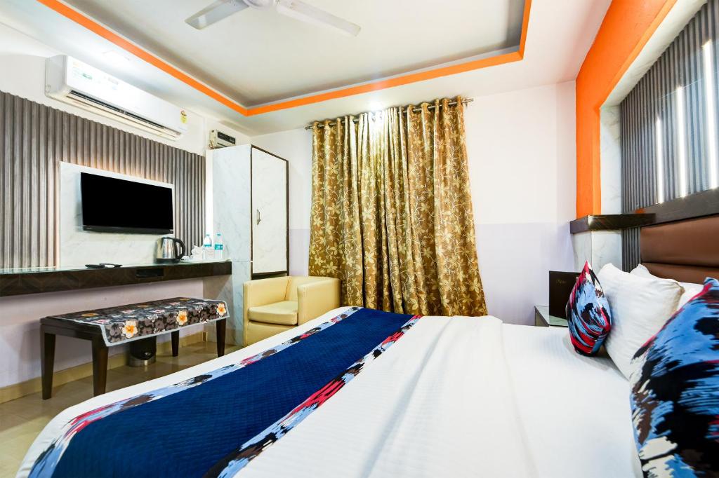 Postel nebo postele na pokoji v ubytování Hotel Shri Vinayak in City Centre at New Delhi Railway Station-By RCG Hotels