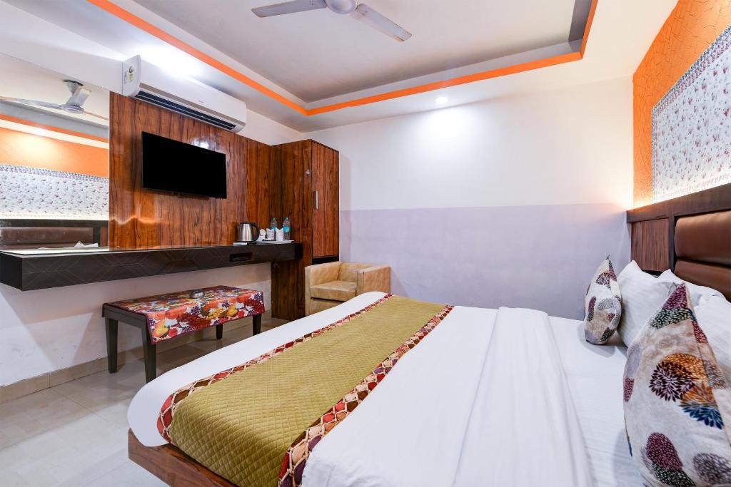 Postel nebo postele na pokoji v ubytování Hotel Shri Vinayak in City Centre at New Delhi Railway Station-By RCG Hotels