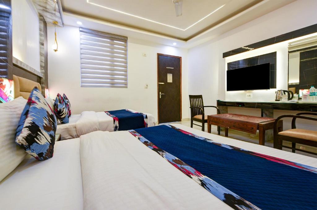 TV a/nebo společenská místnost v ubytování Hotel Shri Vinayak in City Centre at New Delhi Railway Station-By RCG Hotels