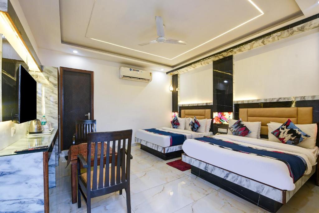 Postel nebo postele na pokoji v ubytování Hotel Shri Vinayak in City Centre at New Delhi Railway Station-By RCG Hotels