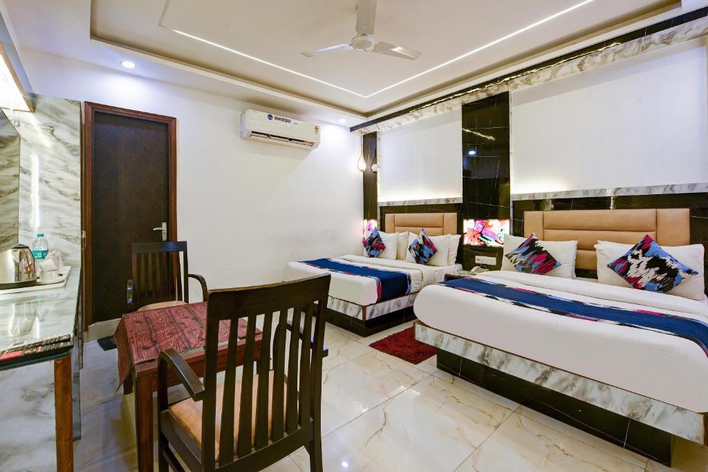 Postel nebo postele na pokoji v ubytování Hotel Shri Vinayak in City Centre at New Delhi Railway Station-By RCG Hotels