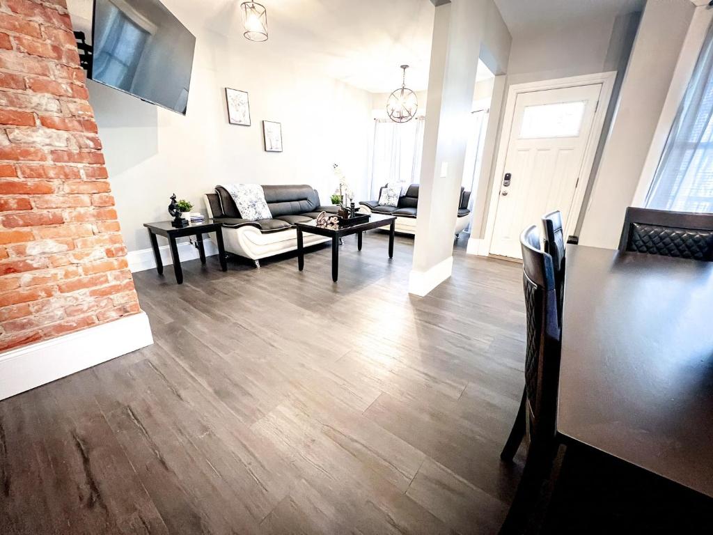 Μια τηλεόραση ή/και κέντρο ψυχαγωγίας στο Spacious 6BR Perfect for Families or Groups in Niagara Falls Ny
