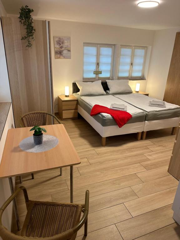 Postel nebo postele na pokoji v ubytování Hotel Kreuz Renchen