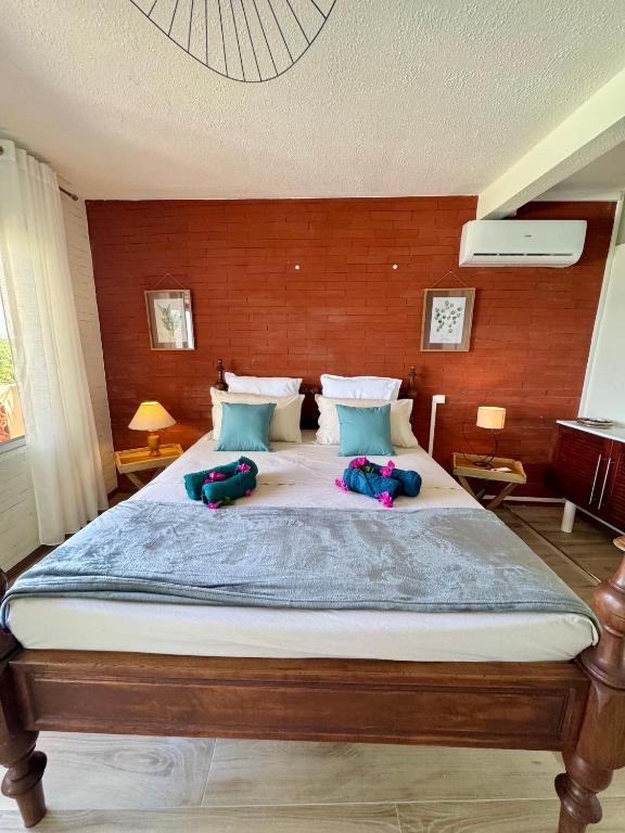 Letto o letti in una camera di La villa Azur classée 3 étoiles Moderne et Confortable à deux pas de la plage de l Anse à l Ane Trois Îlets - Service Petit Dej sur demande