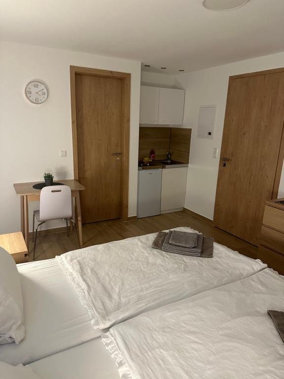 Postel nebo postele na pokoji v ubytování Hotel Kreuz Renchen