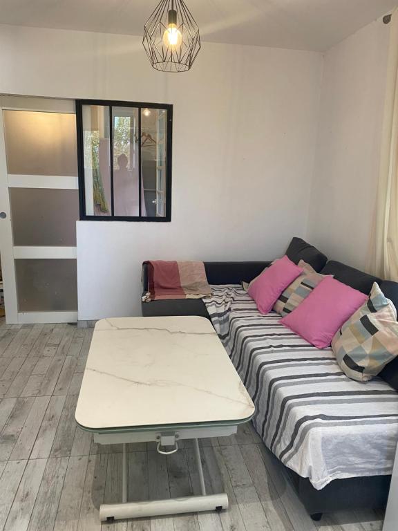 une chambre avec deux lits et une table dans l'établissement Magnifique T2 Toulouse centre, à Toulouse