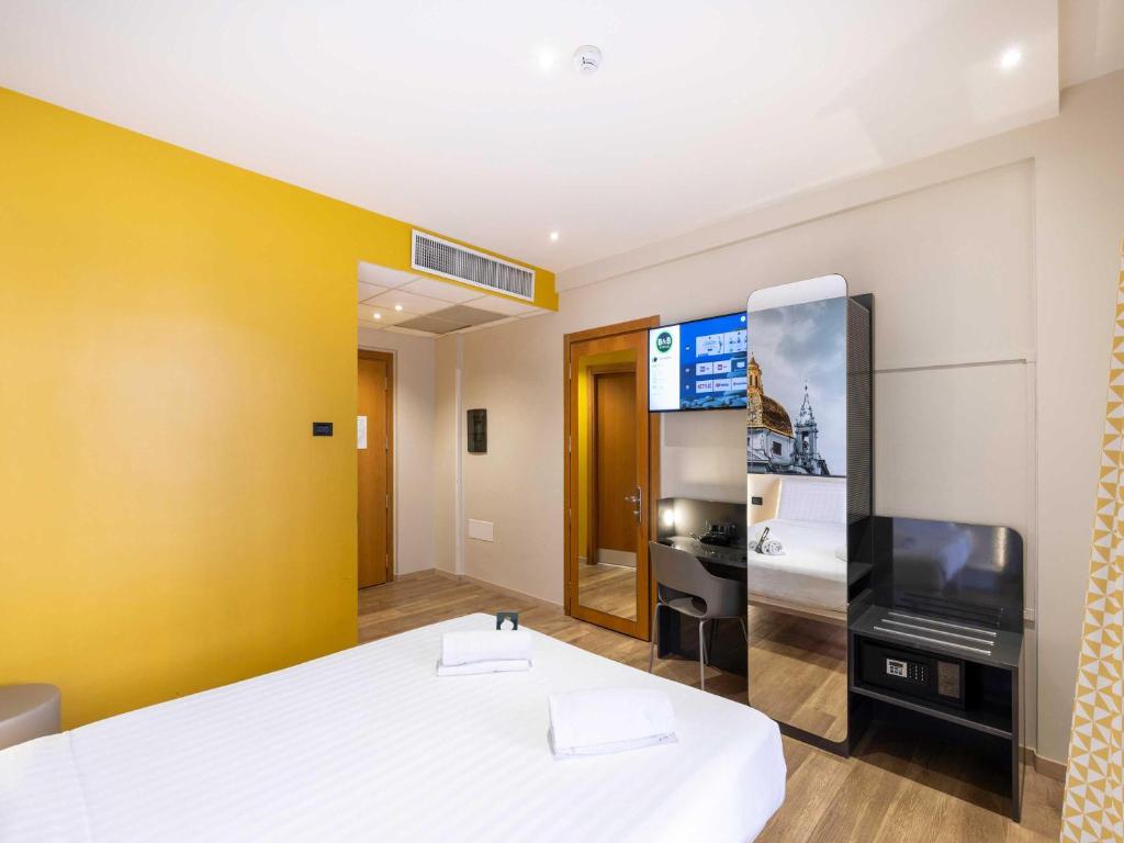 TV a/nebo společenská místnost v ubytování B&B Hotel Roma Tuscolana San Giovanni