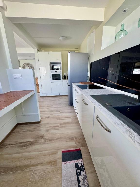 Cucina o angolo cottura di La villa Azur classée 3 étoiles Moderne et Confortable à deux pas de la plage de l Anse à l Ane Trois Îlets - Service Petit Dej sur demande