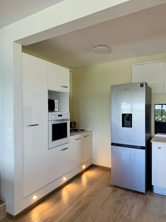 Cucina o angolo cottura di La villa Azur classée 3 étoiles Moderne et Confortable à deux pas de la plage de l Anse à l Ane Trois Îlets - Service Petit Dej sur demande