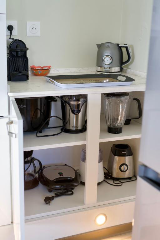 Cucina o angolo cottura di La villa Azur classée 3 étoiles Moderne et Confortable à deux pas de la plage de l Anse à l Ane Trois Îlets - Service Petit Dej sur demande