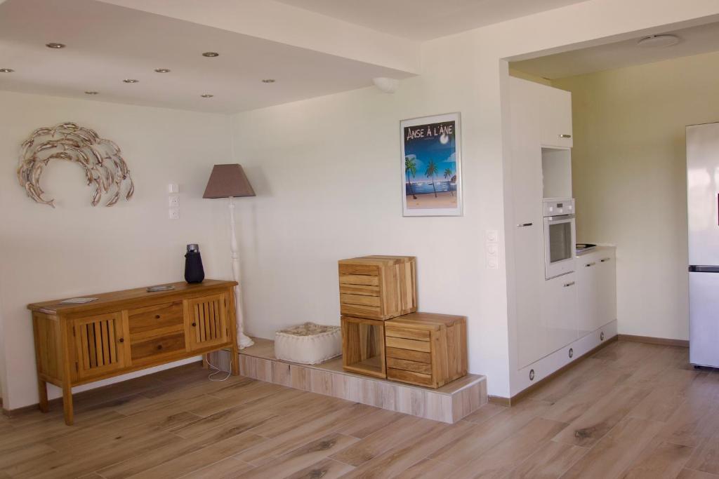 Cucina o angolo cottura di La villa Azur classée 3 étoiles Moderne et Confortable à deux pas de la plage de l Anse à l Ane Trois Îlets - Service Petit Dej sur demande