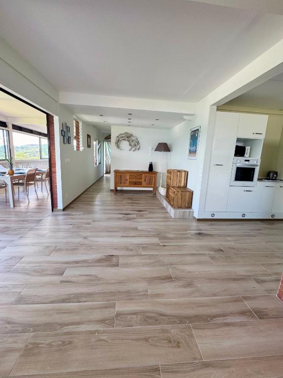 Foto dalla galleria di La villa Azur classée 3 étoiles Moderne et Confortable à deux pas de la plage de l Anse à l Ane Trois Îlets - Service Petit Dej sur demande a Les Trois-Îlets