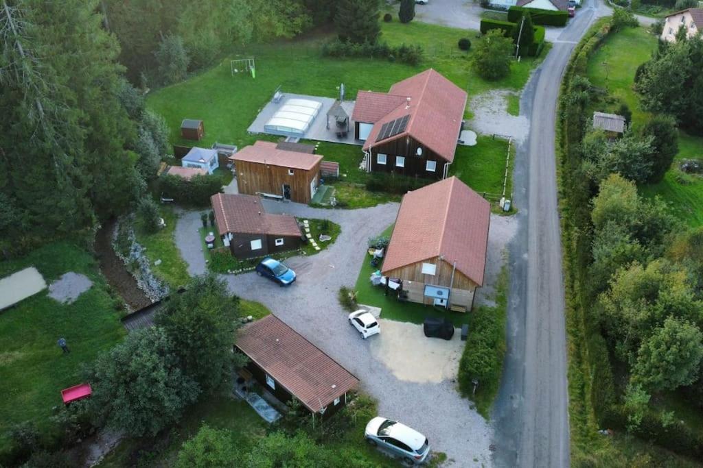 - une vue aérienne sur une maison avec des voitures dans une allée dans l'établissement marlynn, à Gérardmer