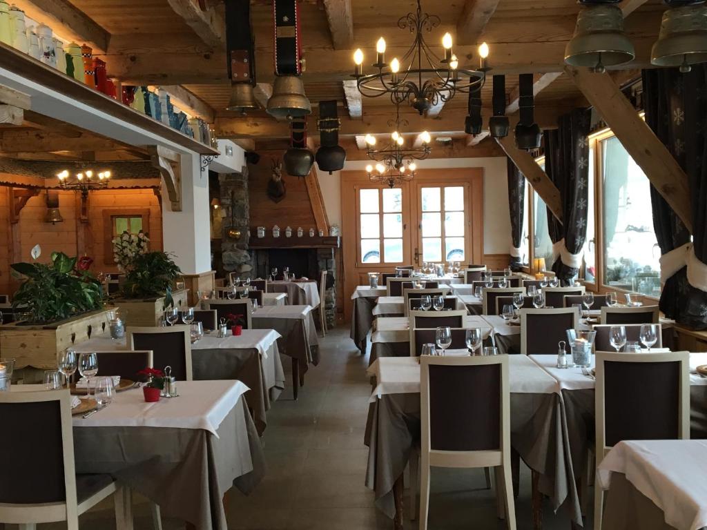Restaurace v ubytování Hôtel L'Ensoleillé