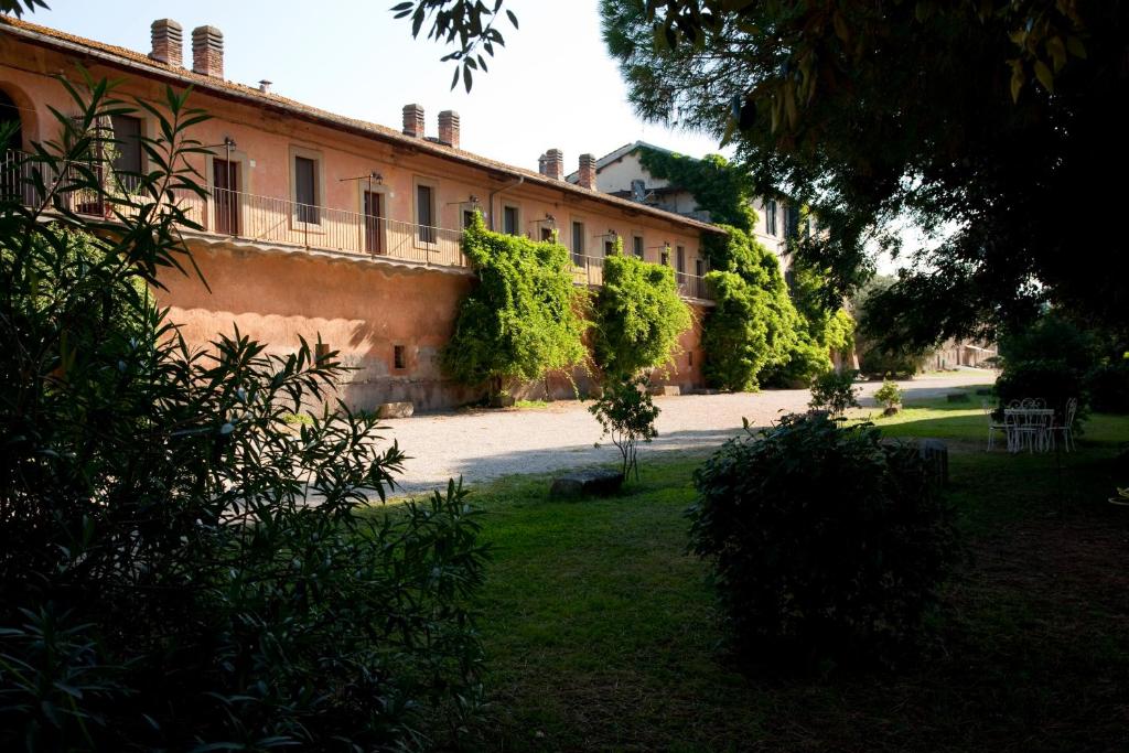 un gran edificio con un patio delante en Agriturismo Pantano Borghese, en Monte Compatri