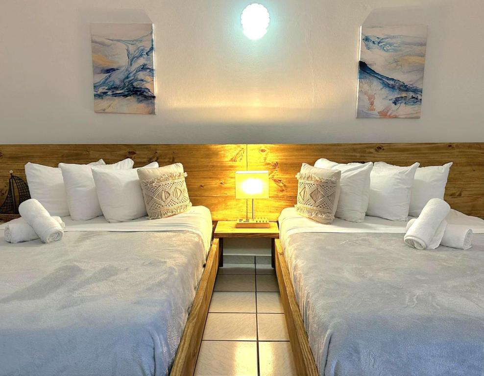 Postel nebo postele na pokoji v ubytování Nautilus by La Jamaca Hotels-Downtown La Parguera