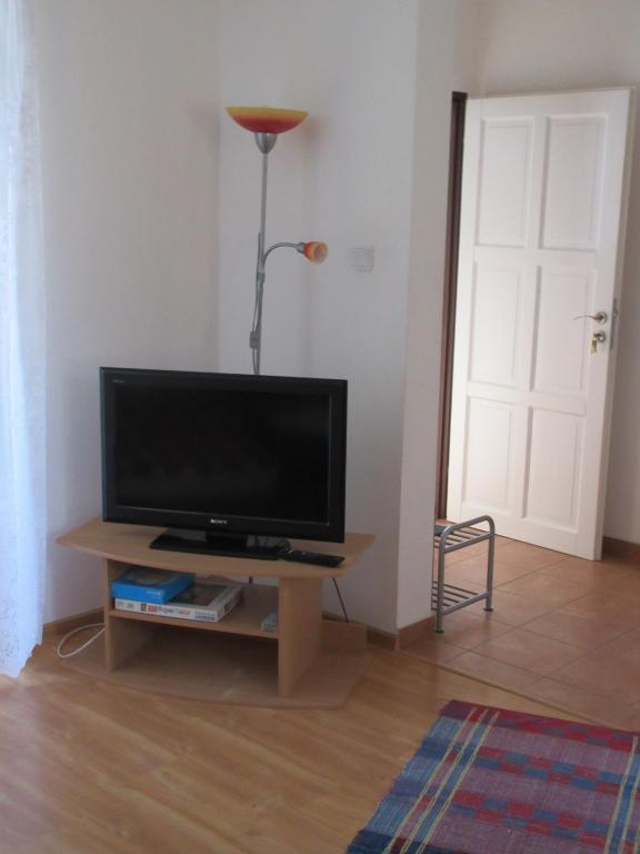 TV a/nebo společenská místnost v ubytování Apartmany Jaruska