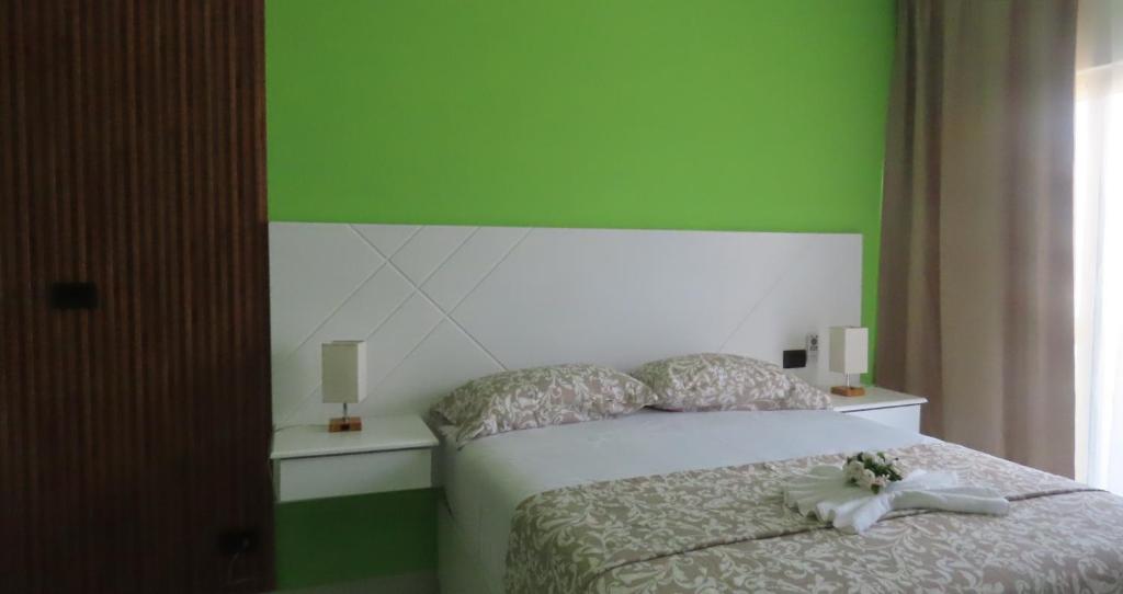Postel nebo postele na pokoji v ubytování All Seasons Hotel