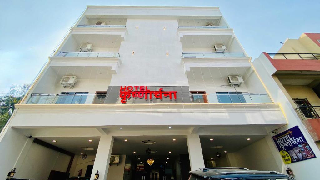 ウッジャインにあるHotel Krishnarchanaの建物の側面に看板があるホテル