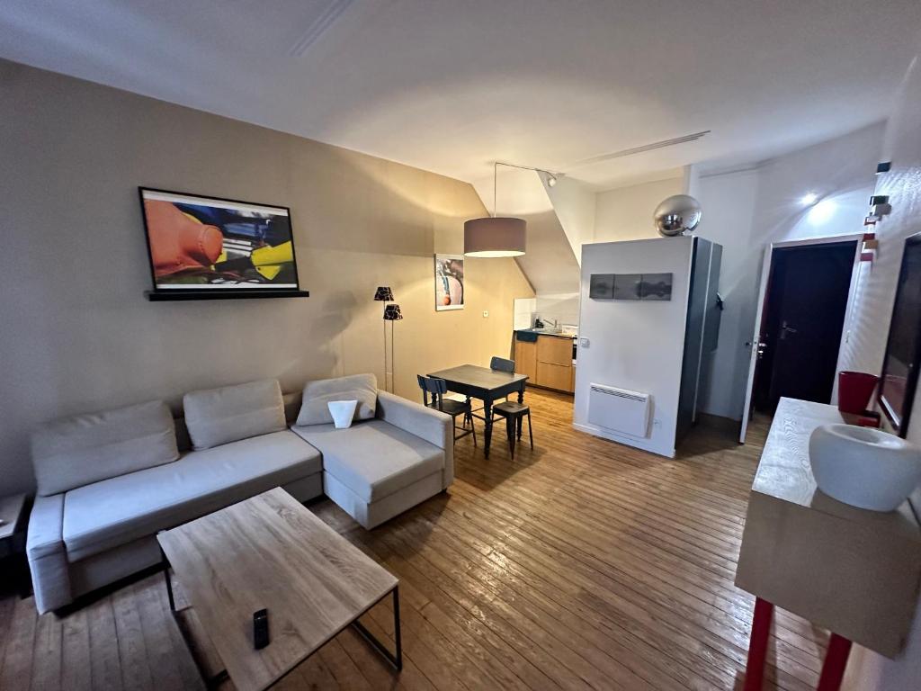 un salon avec un canapé et une table dans l'établissement LE Cosy de Grammont T2, à Tours