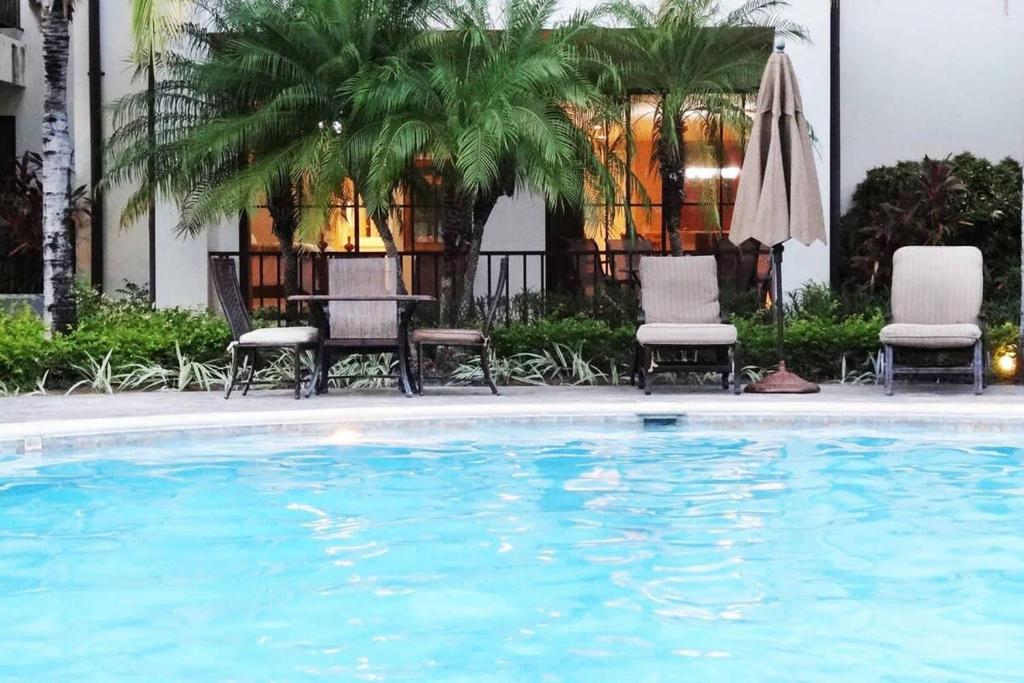 Bazén v ubytování Ground-Floor Unit in Front of Lazy River Pool at Pacifico in Coco nebo v jeho okolí
