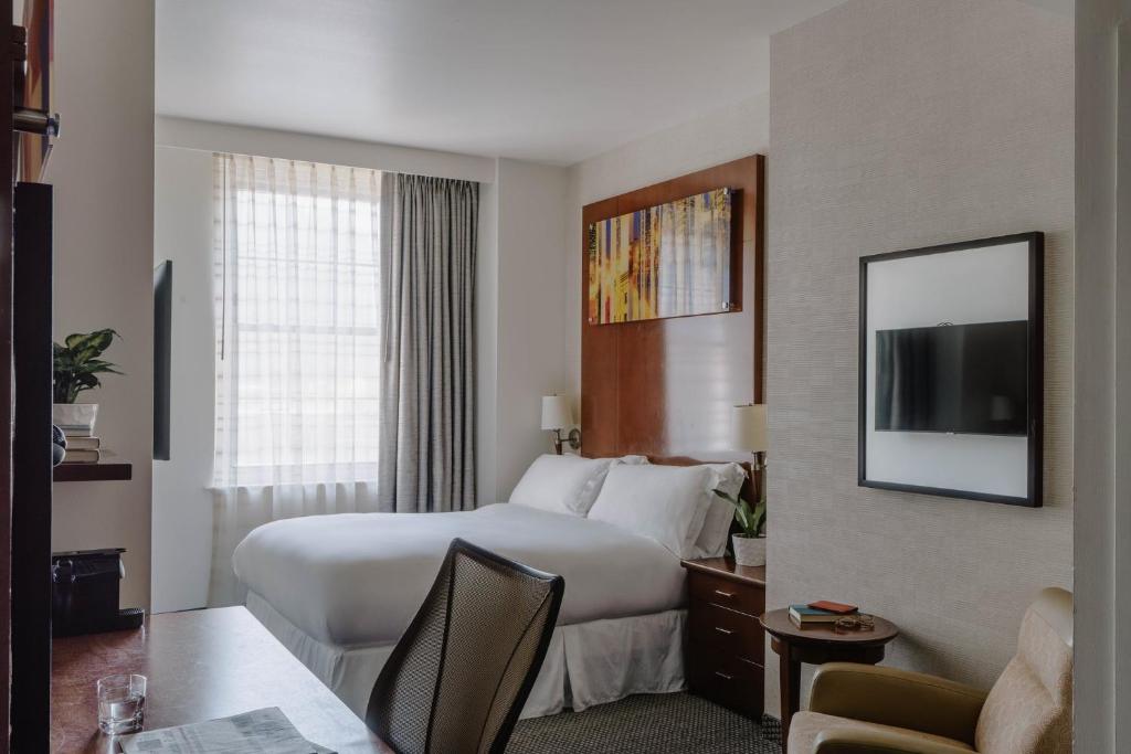 Postel nebo postele na pokoji v ubytování Club Quarters Hotel Rittenhouse Square, Philadelphia